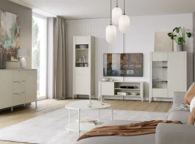 Zestaw komplet mebli do salonu komoda witryna szafka RTV MALUMI NEW 1. Pomysłowe wykorzystanie frontów ze wzorem jodełka UV jako ozdobna część mebli.