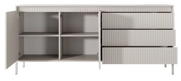 Komoda Senso B - wysoka komoda z ryflowanymi frontami na wysokich nóżkach. Modna komoda w kolorze cashmere odmieni każde wnętrze.