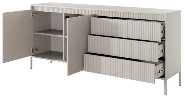 Komoda Senso C - wysoka komoda z ryflowanymi frontami na wysokich nóżkach. Modna komoda w kolorze cashmere lub czarny odmieni każde wnętrze.