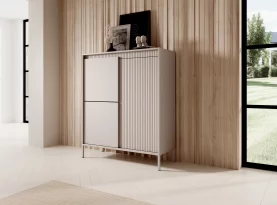 Komoda Senso 3D - wysoka komoda z ryflowanymi frontami na wysokich nóżkach. Modna komoda w kolorze cashmere odmieni każde wnętrze.