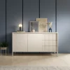 Komoda Senso B - wysoka komoda z ryflowanymi frontami na wysokich nóżkach. Modna komoda w kolorze cashmere odmieni każde wnętrze.