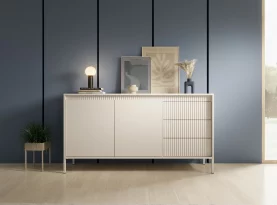 Komoda Senso B - wysoka komoda z ryflowanymi frontami na wysokich nóżkach. Modna komoda w kolorze cashmere odmieni każde wnętrze.