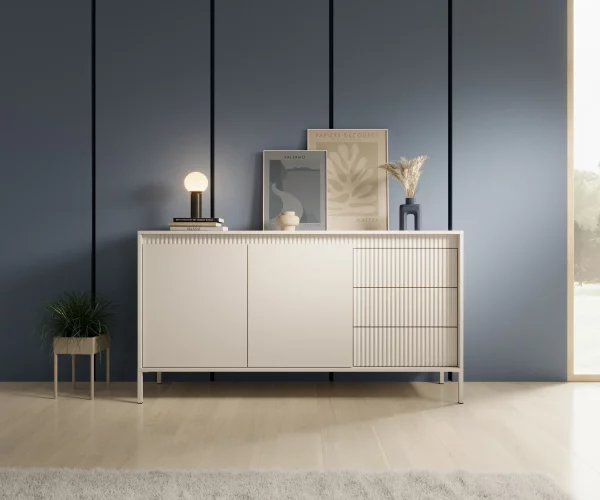 Komoda Senso B - wysoka komoda z ryflowanymi frontami na wysokich nóżkach. Modna komoda w kolorze cashmere odmieni każde wnętrze.