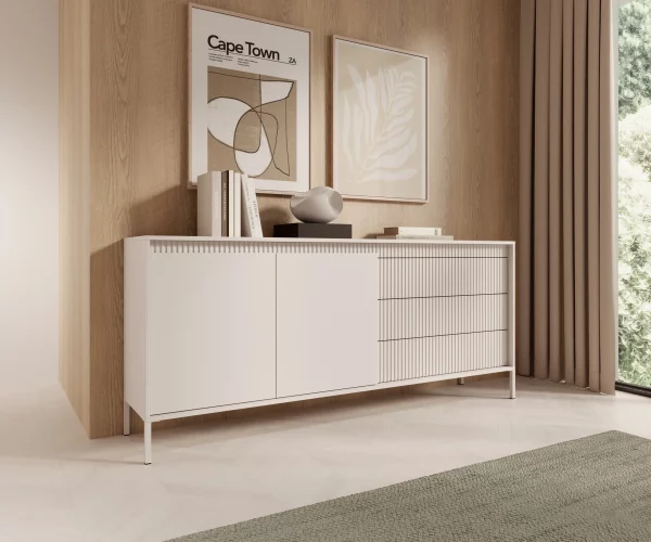 Komoda Senso C - wysoka komoda z ryflowanymi frontami na wysokich nóżkach. Modna komoda w kolorze cashmere lub czarny odmieni każde wnętrze.