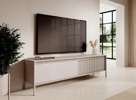 Szafka RTV Senso E - stolik pod TV z ryflowanymi frontami na wysokich nóżkach. Modna RTV w kolorze cashmere lub czarny odmieni każde wnętrze.