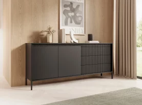 Komoda Senso C - wysoka komoda z ryflowanymi frontami na wysokich nóżkach. Modna komoda w kolorze cashmere lub czarny odmieni każde wnętrze.